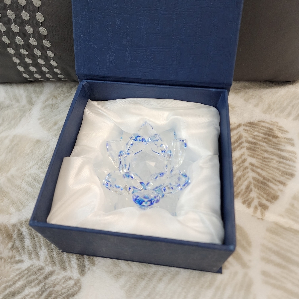 Blue Crystal Lotus Flower - Picture 3 of 5